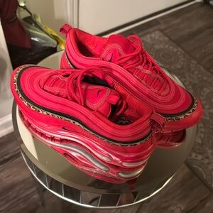 Nike air max sz 8.5 barely worn. No longer available in stores